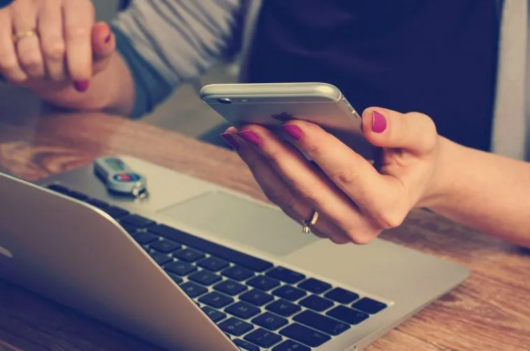 office-g35d97a719_1280 – mobile marketing reads